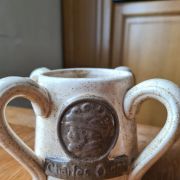 Chope à bière Charles Quint Grès 4 anses.Parfait état. Livra