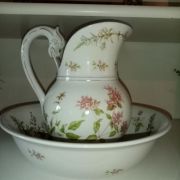 ancien ensemble de toilette en porcelaine de
