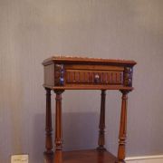 Chevet ancien en bois sculpté 