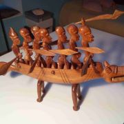 Statue africaine (pirogue et guerriers)