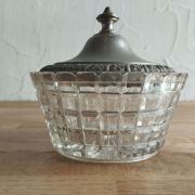 Verrerie ancienne bonbonnière en verre pressé avec couvercle