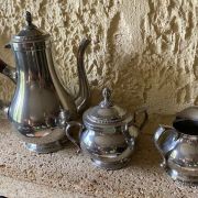 Service à café étain : cafetière, pot à lait, sucrier