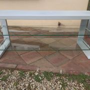 Meuble Tv en métal avec 2 étagères en verre