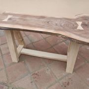 Banc en bois brut plateau de noyer a finir de vernis 