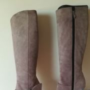 sexy bottes lilas en cuir de chez Casadei (p 37)