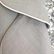 Sublime veste gris-clair, bordure blanche