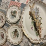 Lots  de 7 assiettes en porcelaine avec un grand plat 
