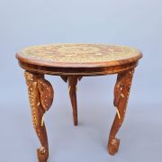 Une table basse anglo-indienne en bois dur et décorée de mar