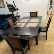 Table a manger en bois massif avec 4 chaises