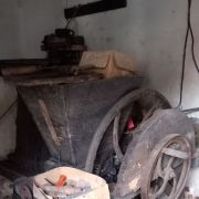 Ensemble pressoir et broyeur à fruits avec tonneaux 