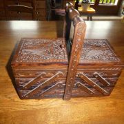 Jolie boite à ouvrage sculptée