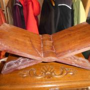 repose livres sculpté ancien