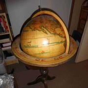 Ancienne mappemonde en bois