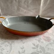 Plat à rôtir en tôle émaillée  avec bec versoir pour le jus