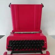 Machine à écrire manuelle VALENTINE de chez OLIVETTI. 