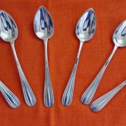 6 petites cuillères en métal argenté