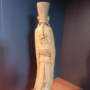 statuette chinoise en résine estampillée socle bois