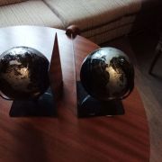 serre livres en forme de globe terrestre