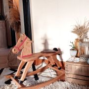 Cheval à bascule en bois massif upcyclé, sellerie de qualité