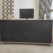 Meuble TV, vestiaire métallique transformé