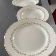Service villeroy et bosch 16 assiettes  2 plats 