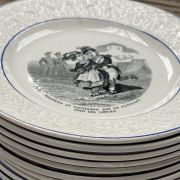 11 assiettes plates ornées de Scènes militaires. Man