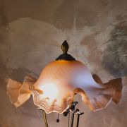 lampe laiton brossé 49x37 avec abat jour dentelle rose verre