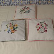 3 petits coussins brodés et cousus main travailremarquable 