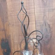 Un grand bougeoir en fer forgé