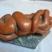 Couple enlacé ,terre cuite patinée .