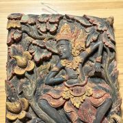 Bas relief polychrome en bois 