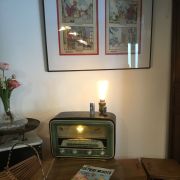 Lampe réalisée avec un ancien poste radio