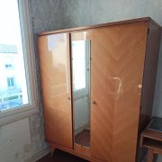 Armoire en bois massif vernis