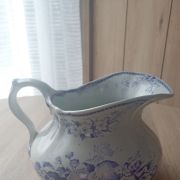 Broc de toilette ancien en faïence de Creil et Montereau