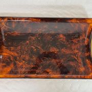 Plateau Guzzini en lucite et laiton, effet écaille de tortue