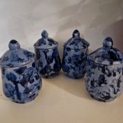 Petits pots en porcelaine bleu de Delft