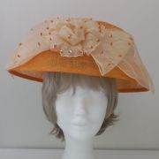 Chapeau en fil raphia orange et écru avec perles sequins