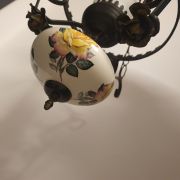 Ancien lustre fer forgé et porcelaine roses