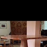 TABLE A MANGER EN TRAVERTIN ROUGE