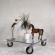 Belle table basse design en verre à roulettes 