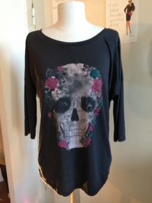 Tshirt chaud avec tete de mort.