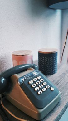 Téléphone à touches vintage de 1984