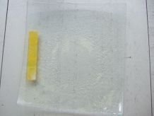 Petite assiette en verre artisanal inclusion jaune