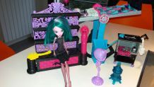 Lot de 12 poupées Monster high avec le laboratoire