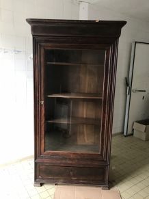 Armoire vitrine à doucine