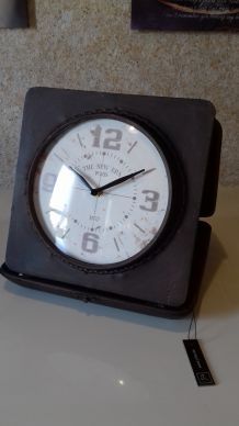 Horloge vintage en boite métal