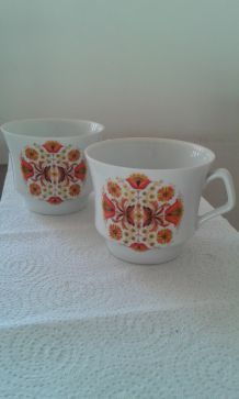 Deux grandes tasses, porcelaine Vercor