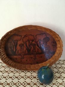 Plateau en osier et bois vernis avec dessins africains.