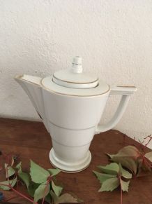 Cafetière blanche et dorée style art déco .