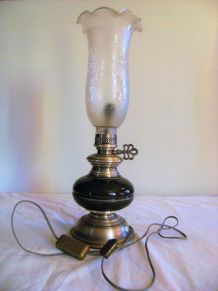 Lampe électrique adapté à une lampe pétrole